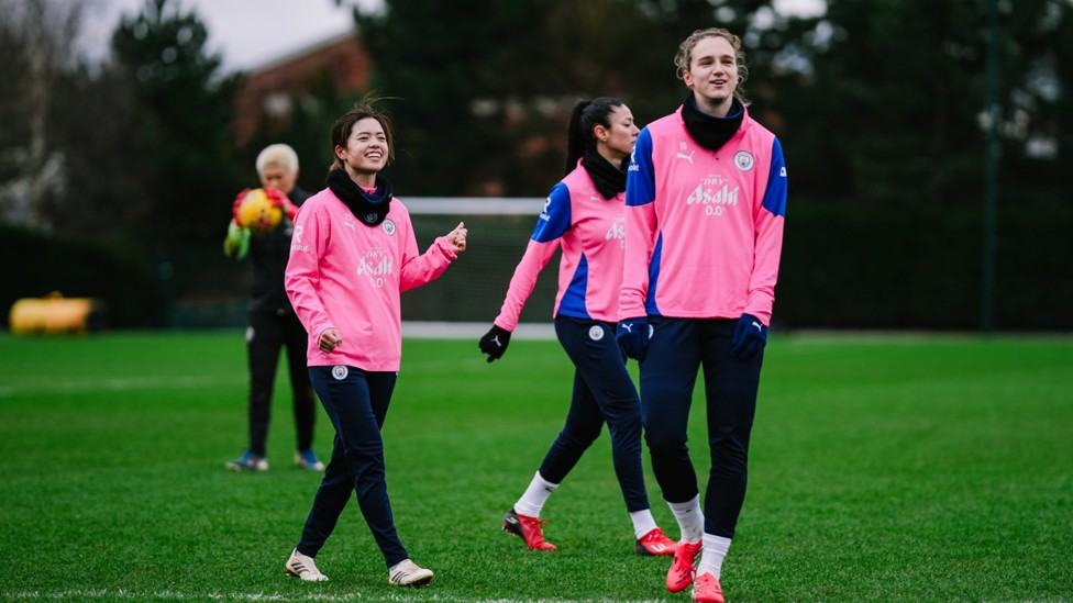 ALL SMILES : Yui Hasegawa and Viv Miedema in high spirits