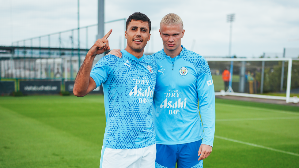 JUST THE TWO OF US : Rodrigo and Erling Haaland pose for the camera