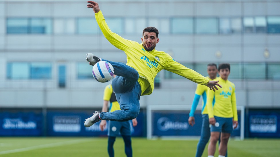 KARATE KOVACIC : Mateo leaps high to volley a cross. 