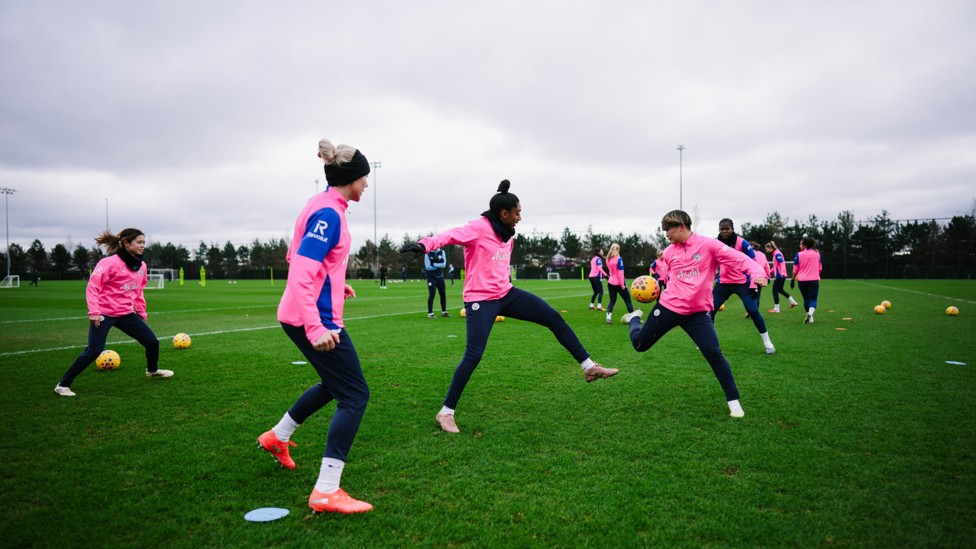 RONDO : Kerolin and Aoba Fujino compete for the ball