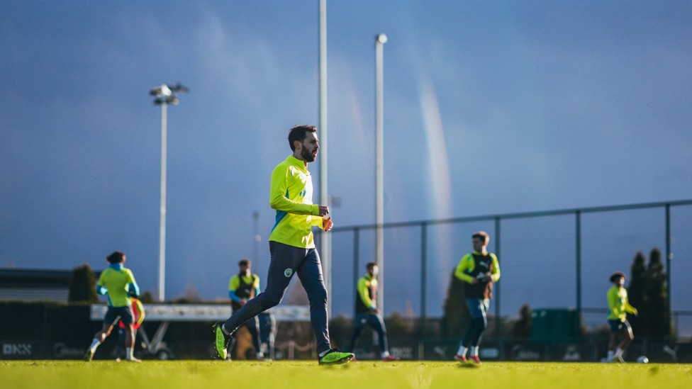 BRAVIN THE WEATHER : Bernardo Silva in a light jog. 