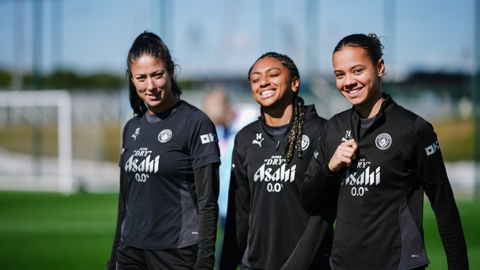 HERE WE GO : Leila Ouahabi, Kerolin and Iman Beney make their way out for the session