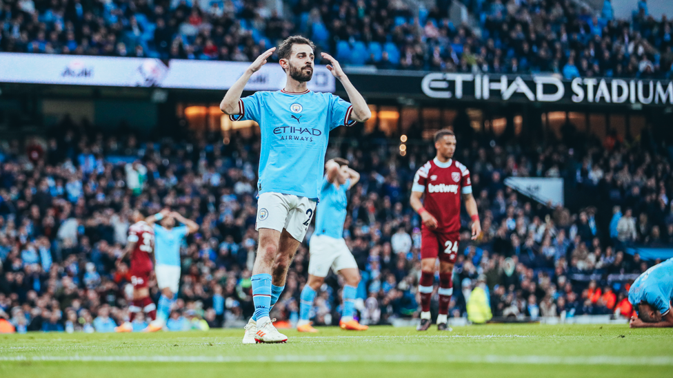 QUASE: Bernardo reage após chute de Rodri acertar a trave logo após os 30 minutos.