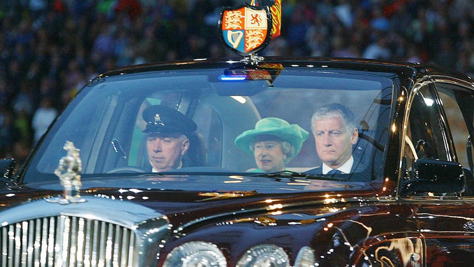 HEAD OF STATE : The Queen arrives ahead of the closing ceremony