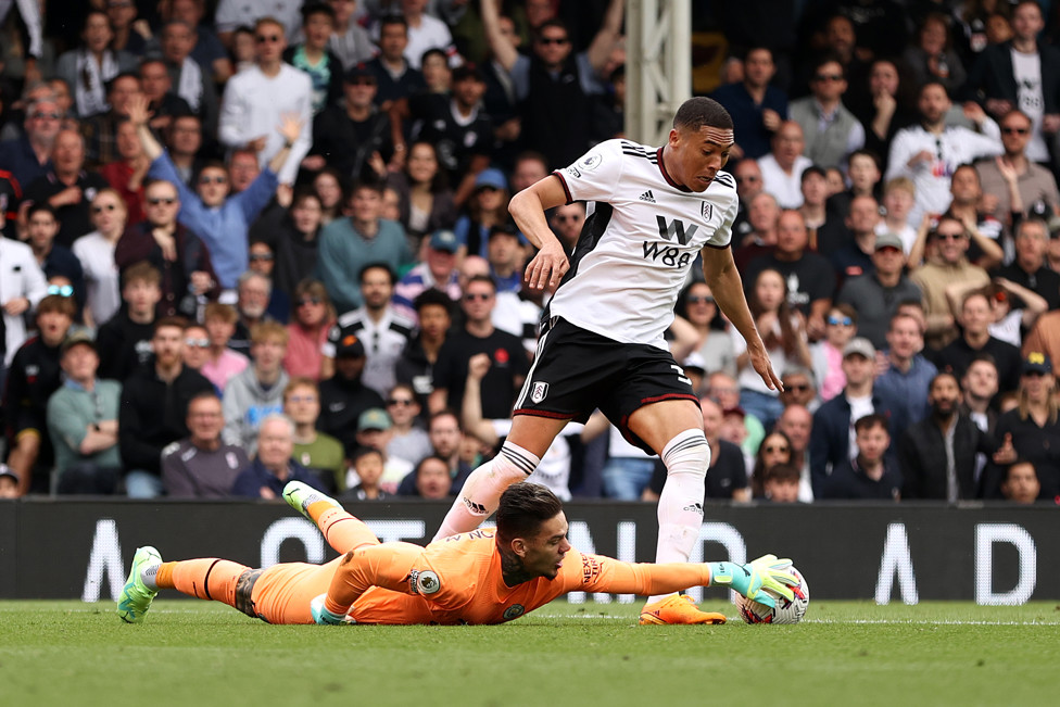 FRIO : Ederson faz ótima defesa contra o Fulham. 