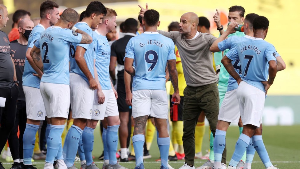 PEP TALK : Guardiola memberi instruksi di istirahat minum pertama