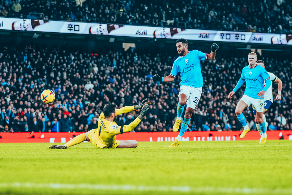 Mahrez fecha o placar nos 4 a 2 contra os Spurs em janeiro de 2023.