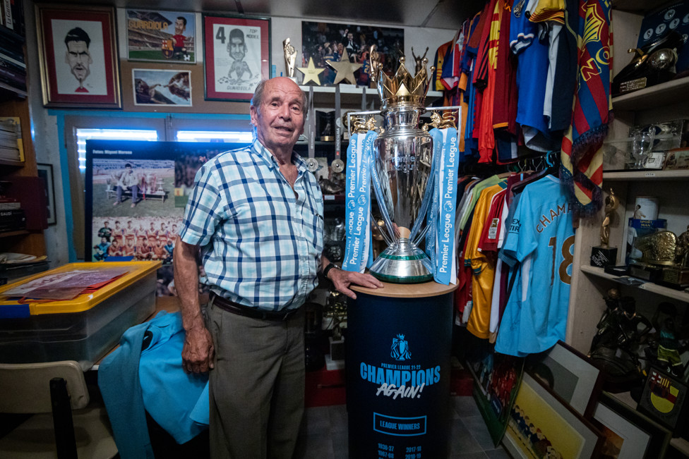 Valentí Guardiola con el trofeo de la Premier League en el espacio dedicado a Pep en su casa.