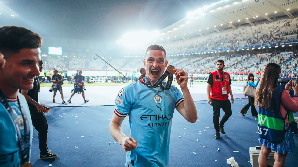 GET IN : Sergio Gomez celebrates with his medal