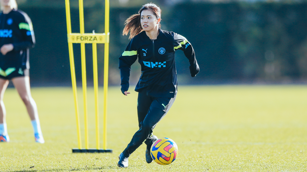DITANDO O RITMO : Yui Hasegawa mostra suas imensas capacidades de retenção de bola.