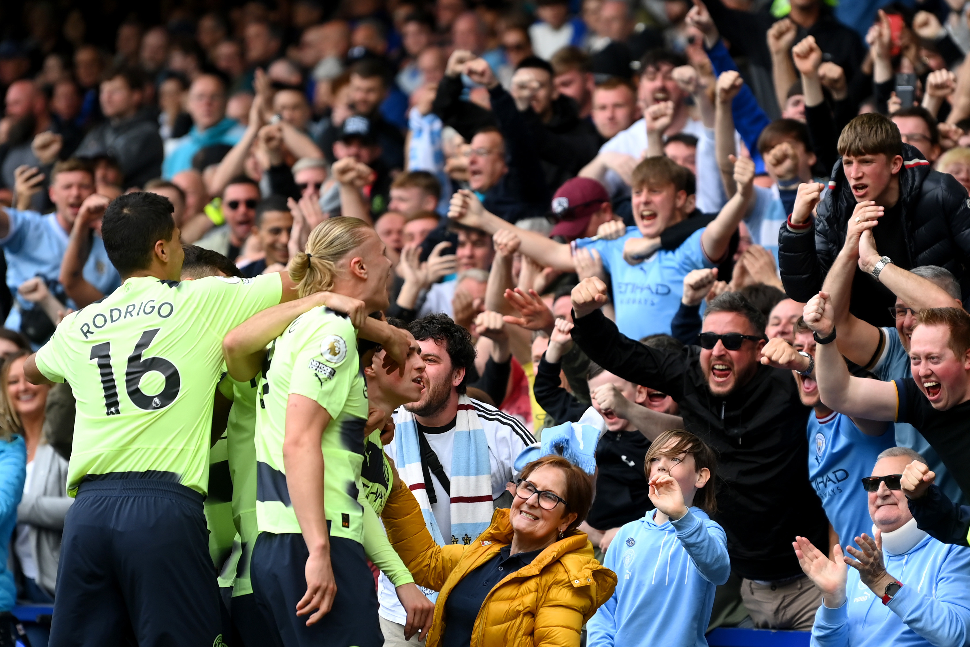 FESTA EM LIVERPOOL : Torcedores do City vibram com Haaland e companhia no Goodison Park.