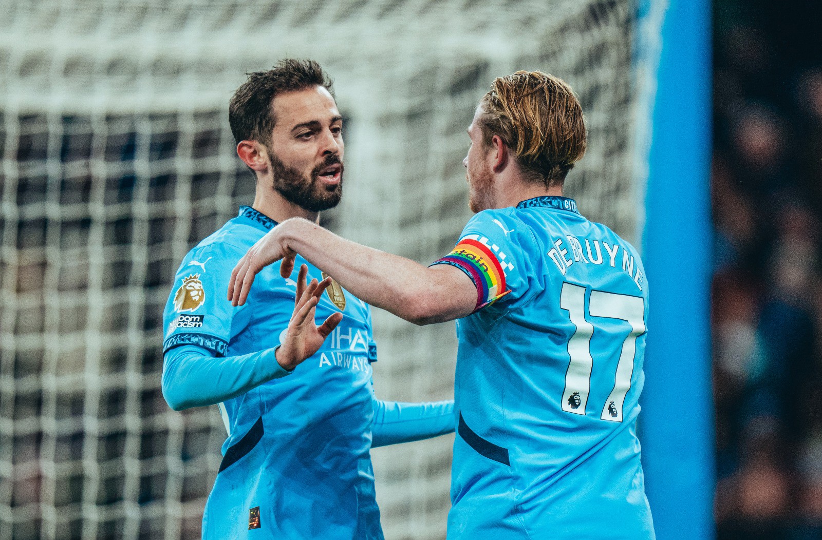 Bernardo e KDB comemoram o 1º gol do City na partida. 