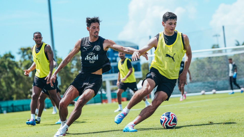 TOUCH TIGHT : Tijjani Reijnders in pursuit of Abdukodir Khusanov