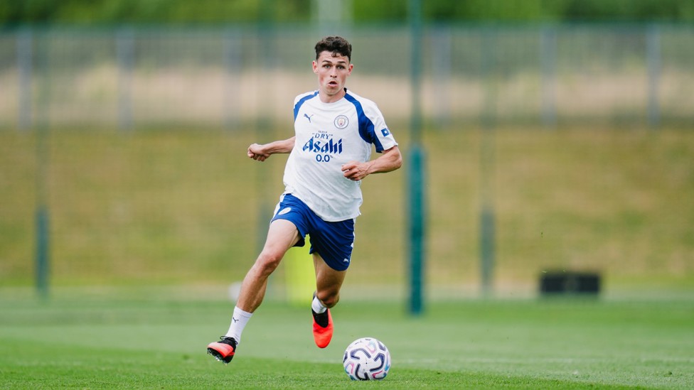 HERE WE GO : Phil Foden gets in the action