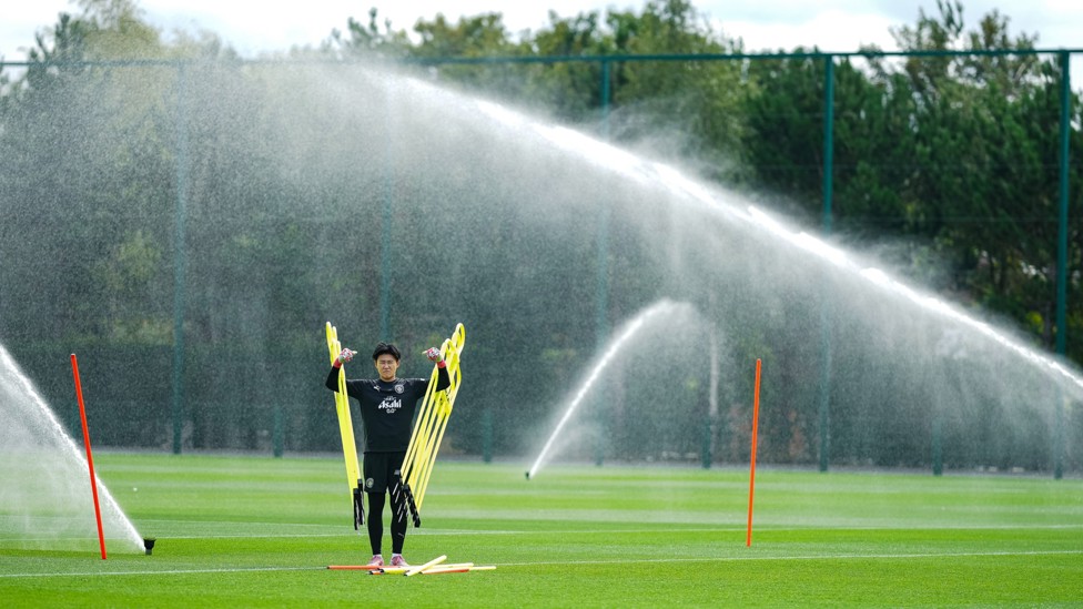 UNDER WATER : Ayaka Yamashita under the sprinklers
