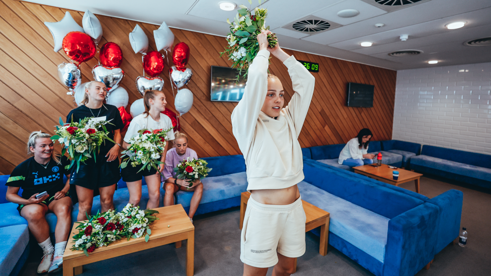 SPECIAL RECEPTION : All the player received flowers from the Club upon arrival