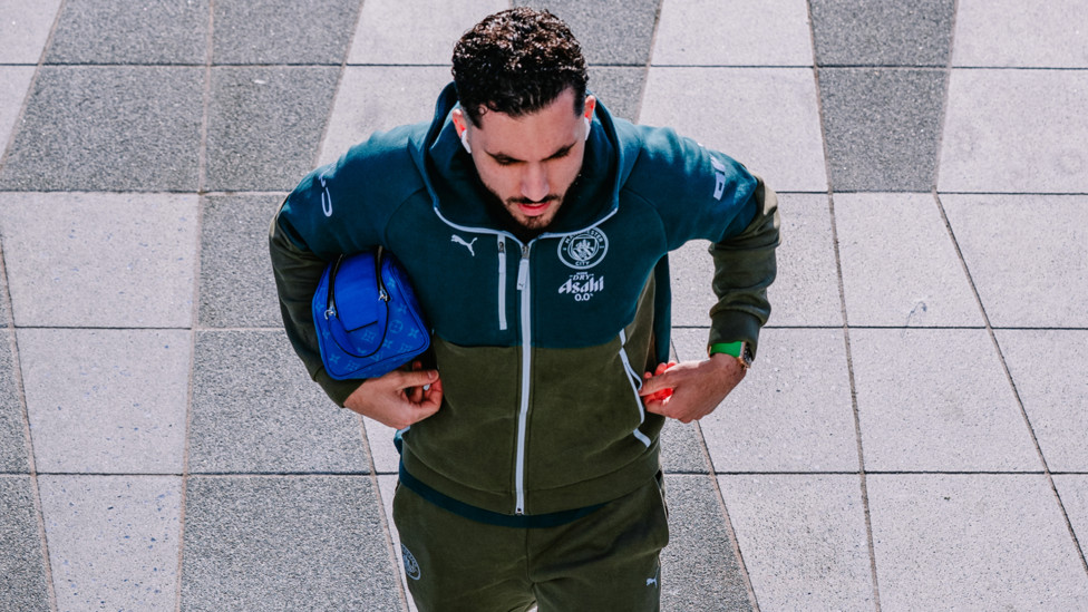 READY RAYAN : Arrives at the stadium.