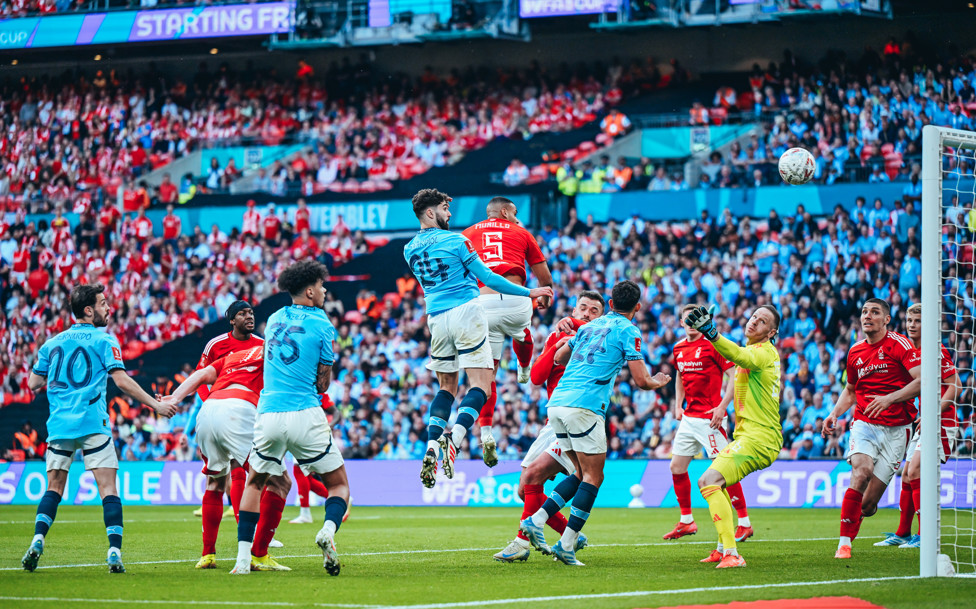 Gvardiol subiu com estilo para marcar o segundo do City em Wembley! 