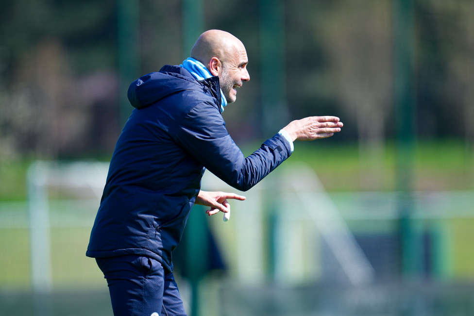 DE OLHO : Pep comandando a atividade. 