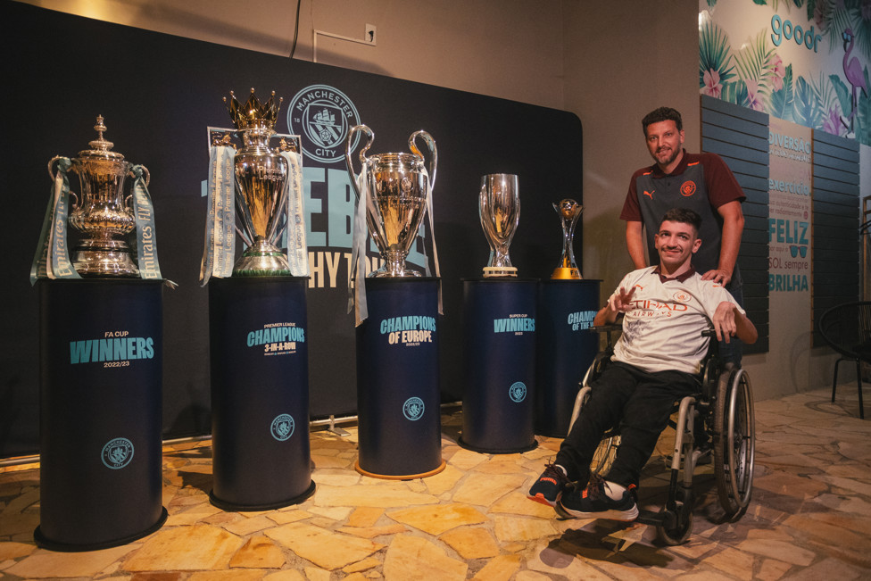 Elano mostrou as taças do City para Cauã. O torcedor ficou admirado principalmente com a Champions League e o troféu do Mundial de Clubes.