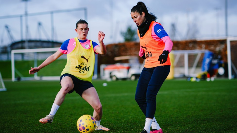 PICK A PASS : Leila Ouahabi plays the ball