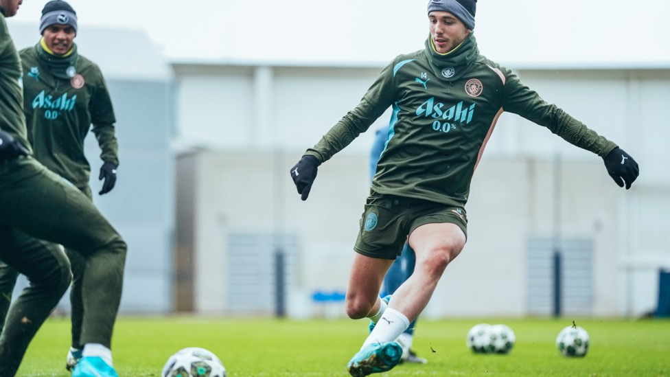 MIDFIELD BATTLE : Nico closes down the ball