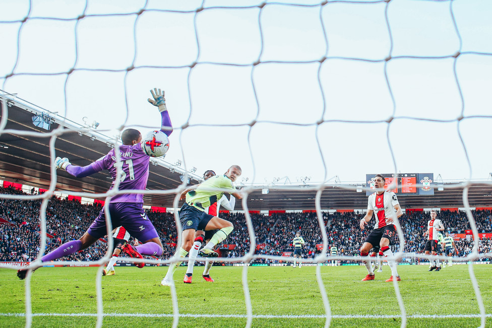 MAIS UM GOL DELE  : Haaland sobe alto para anotar o primeiro gol do City na partida.