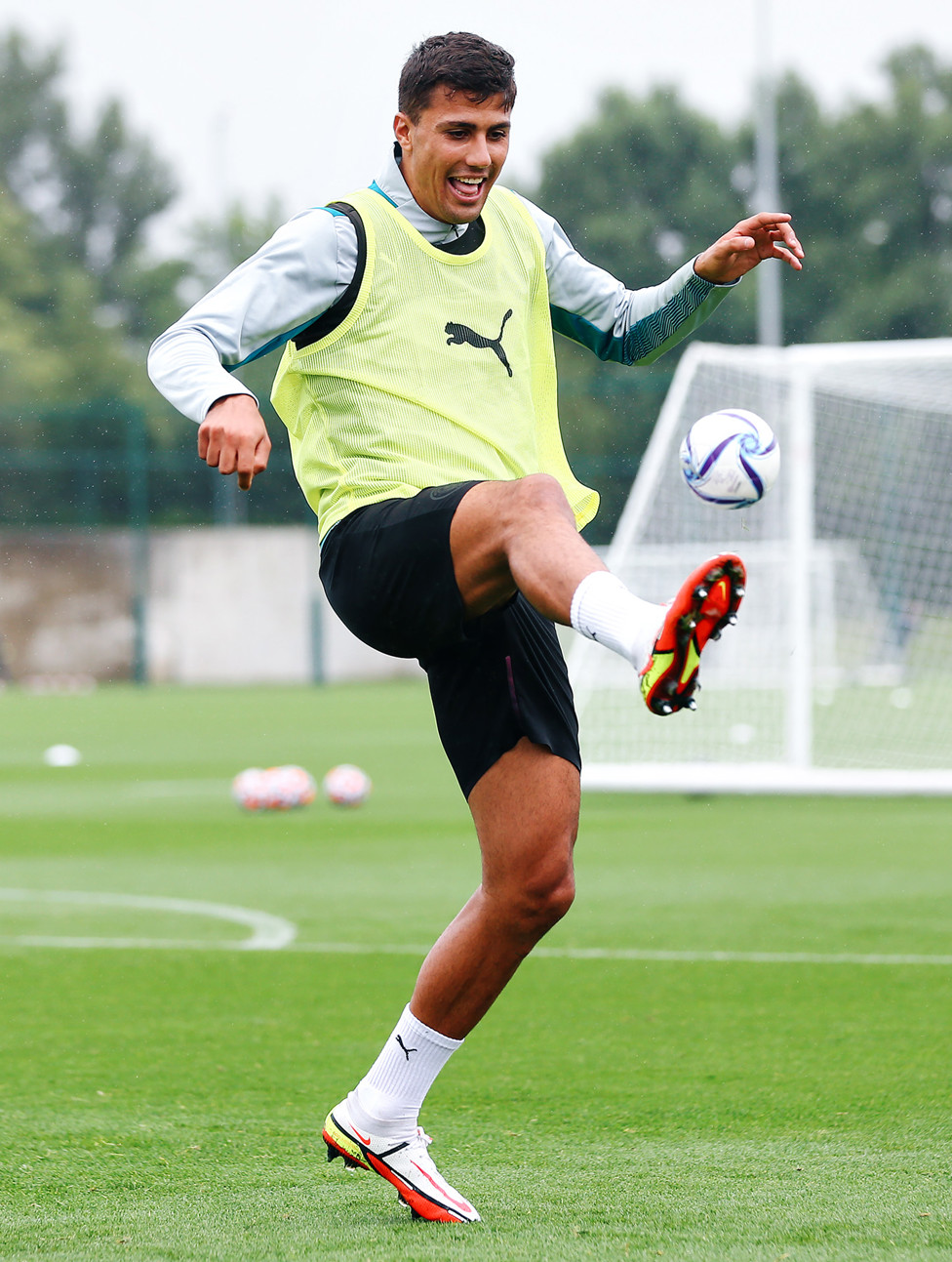 Rodri gets some quick keepy-uppys in