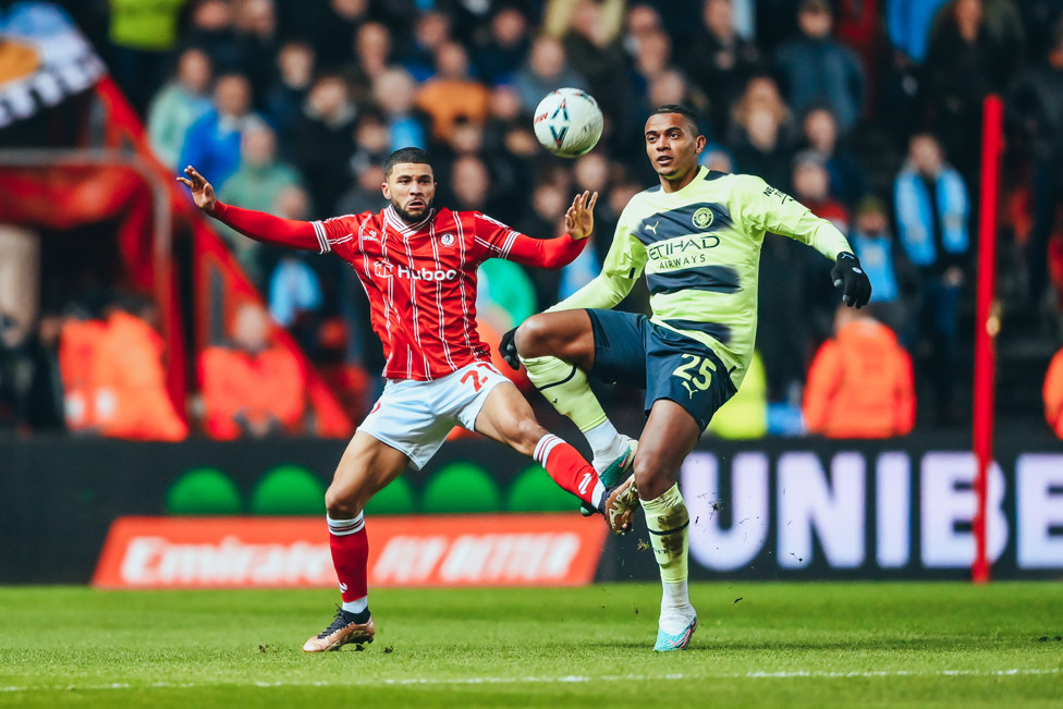 ATUAÇÃO SEGURA  : Bristol tentou pressionar, mas defesa do City suportou bem.