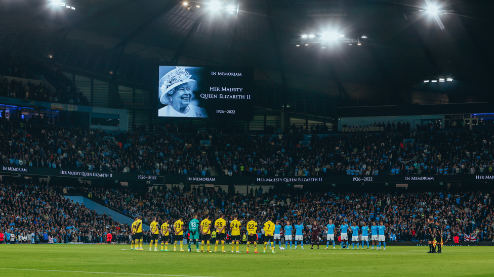 IN MEMORIAM : A minute of silence to remember and honour Queen Elizabeth II with both sides also wearing black armbands.