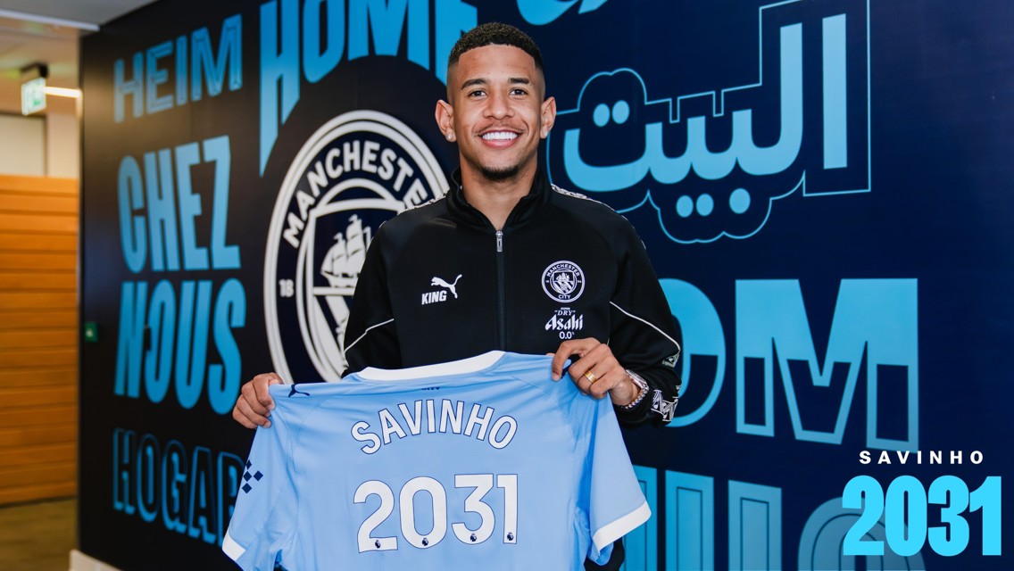 Free printing on Savinho’s shirt