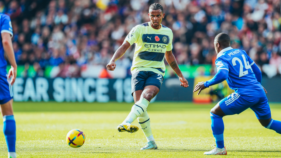 POSSESSION : Manuel Akanji plays a slick pass