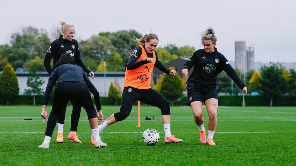 MIDDLE MARCH: Sydney Lohmann and Laura Wienroither battle it out.