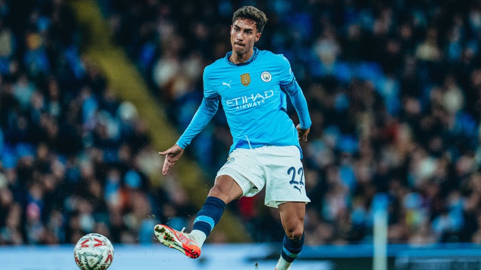 ON THE BALL  : Vitor Reis keeps a move flowing. 