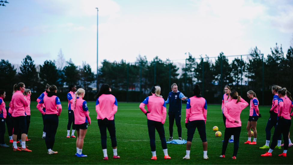 TEAM TALK : Andree Jeglertz gives his instructions