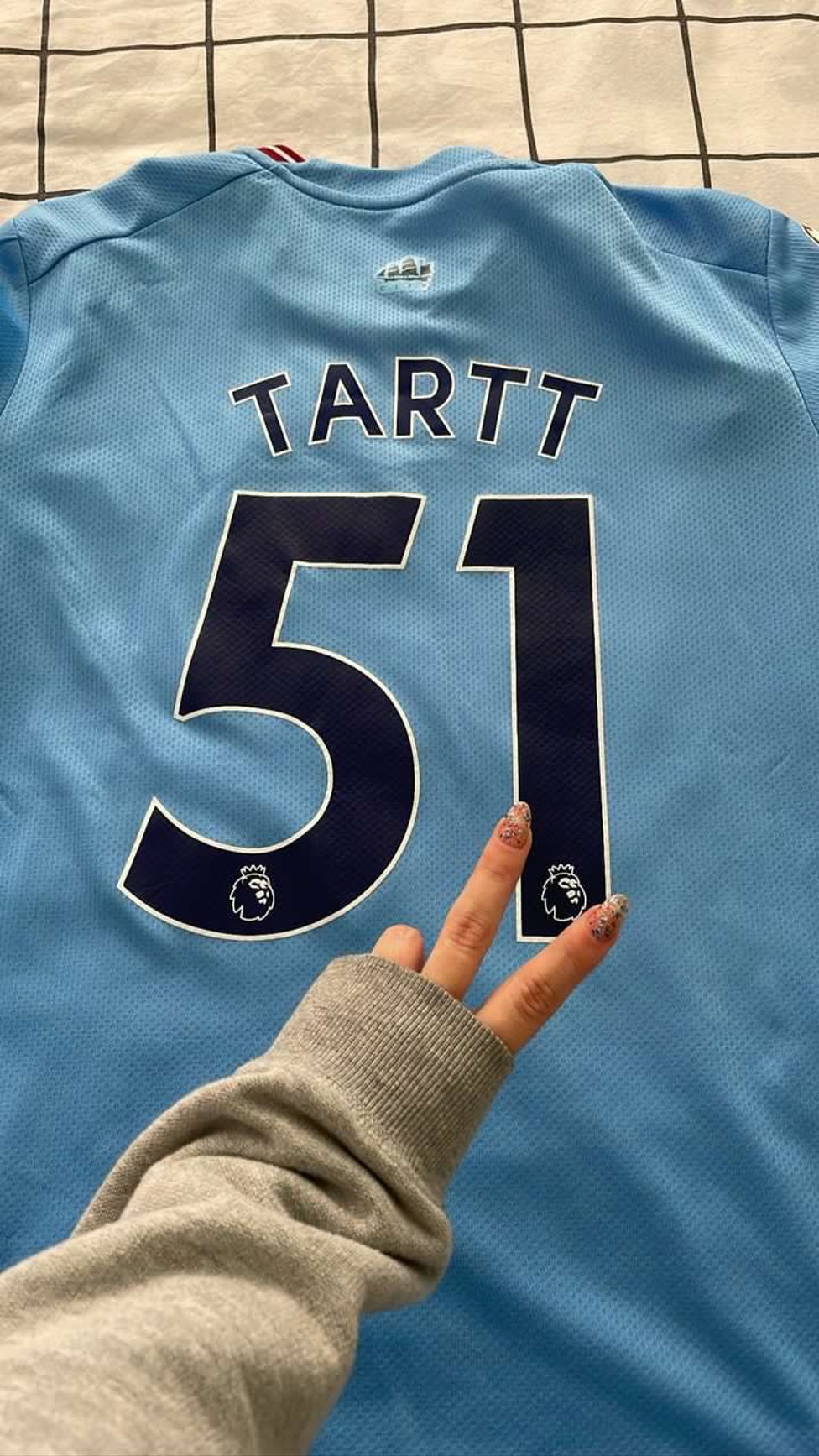 CAMISA INSPIRADA EM SÉRIE  : Jessica colocou o nome Tartt em sua camisa do City, personagem do seriado Ted Lasso.