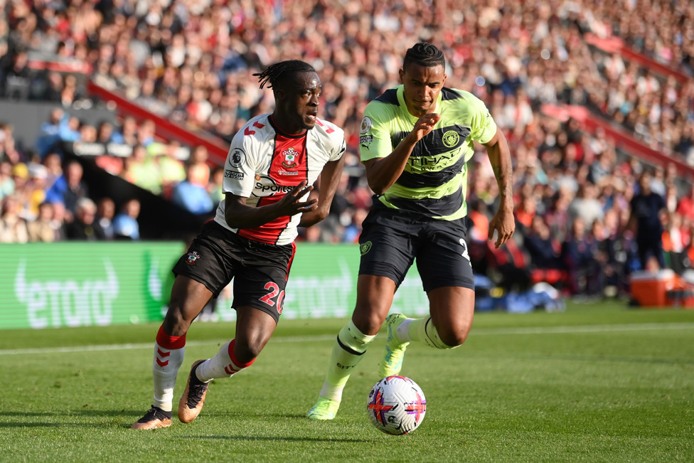 PRIMEIRO TEMPO DISPUTADO : Southampton tentou explorar os contra-ataques na etapa inicial.