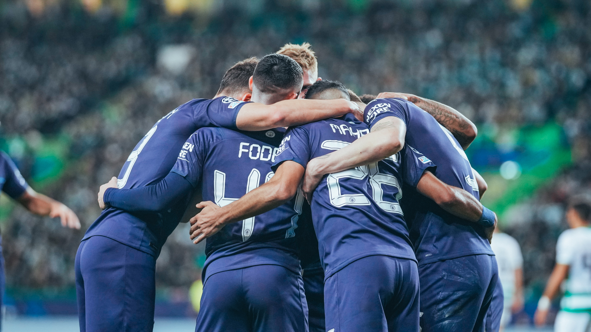 HORA DA CELEBRAÇÃO: City comemora após o segundo gol de Bernardo
