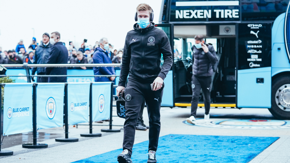 STARTER : KDB arrives and is named in the starting XI.