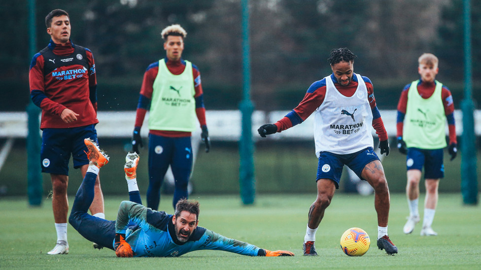 DIJATUHKAN: Raheem Sterling menghindari sergapan Scott Carson