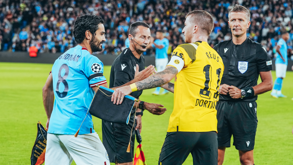 GAME TIME : Gundogan and Reus share a warm embrace - time to play!