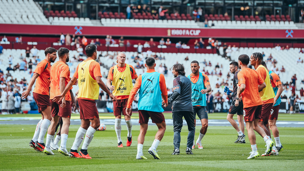 GET LOOSE : The players go through their pre-match drills.