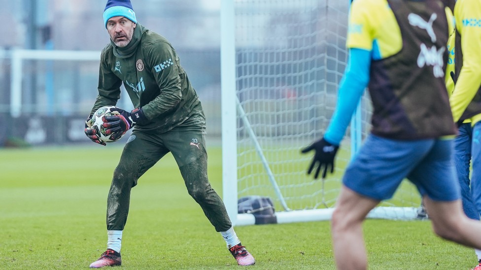BIG HANDS : Scott Carson in action