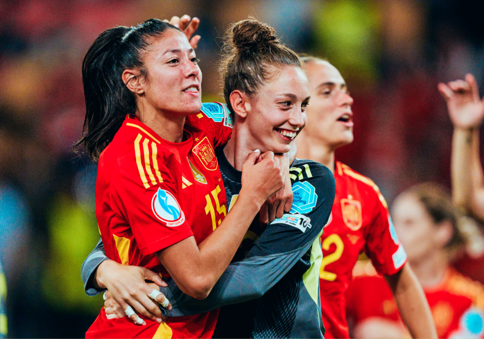 Abrazada a Adriana Nanclares después de la victoria en cuartos de final. Alemania espera en semifinales.