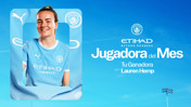 A Manchester City player wearing a blue jersey is featured on a backdrop promoting 'Jugadora del Mes' (Player of the Month). The text mentions Etihad Airways and the player's name, Lauren Hemp.