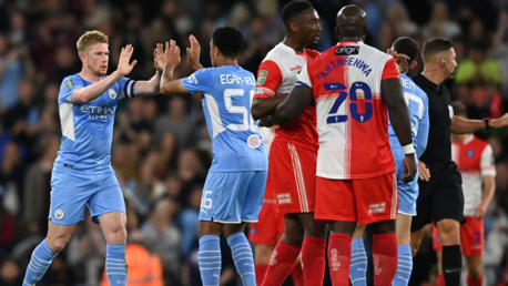 Egan-Riley se une al Burnley