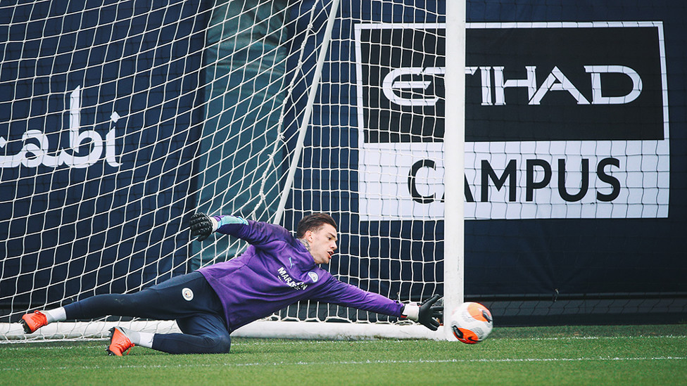  : Ederson beraksi