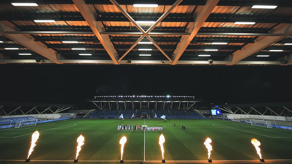 MALAM DI BAWAH SINAR LAMPU : Stadion Akademi menunggu...