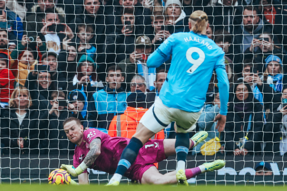 Pickford defende o pênalti de Haaland. 