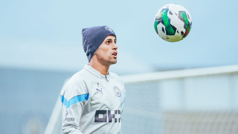 FOCO : João Cancelo se prepara para enfrentar o Southampton.